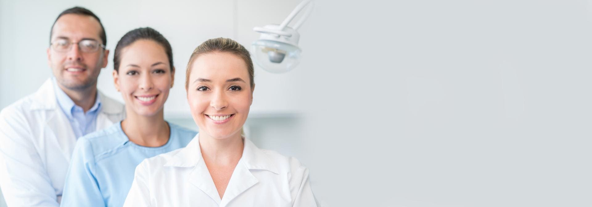 uśmiechnięte kobiety w gabinecie stomatologicznym